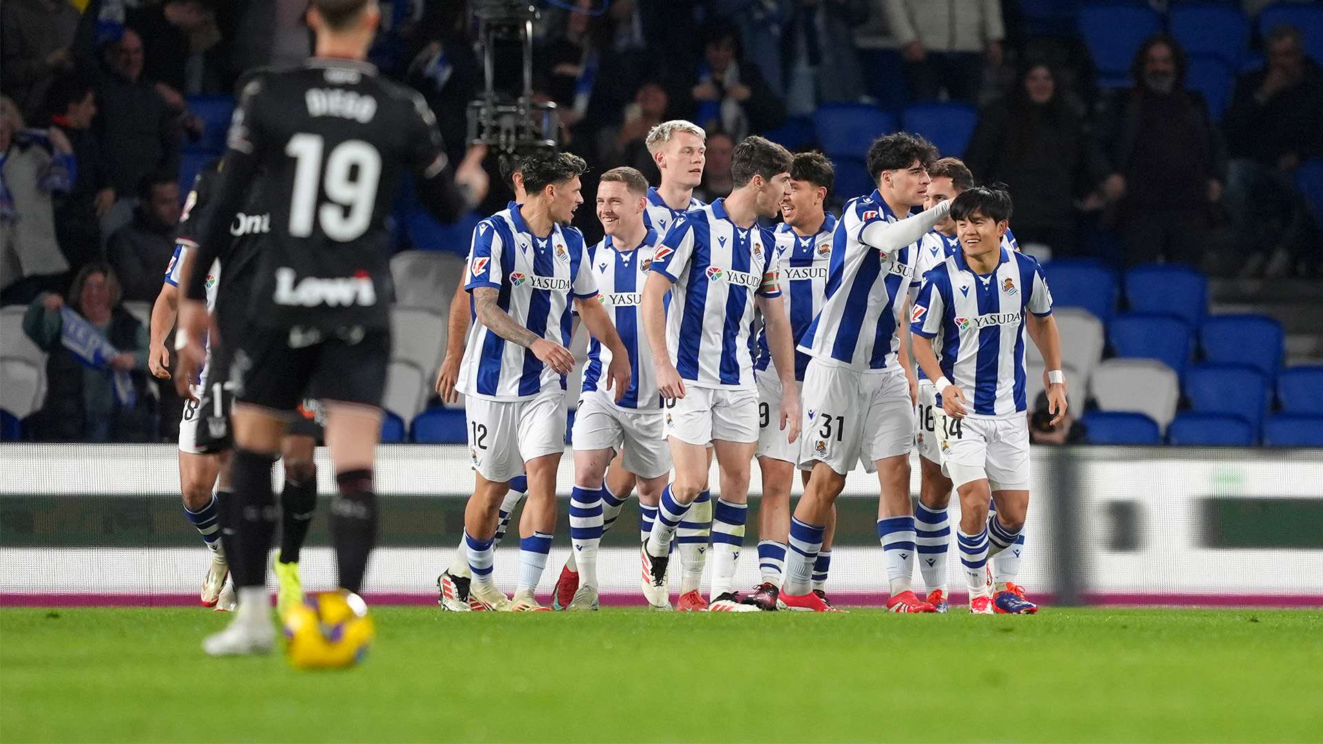 也强调了英 也强调了英